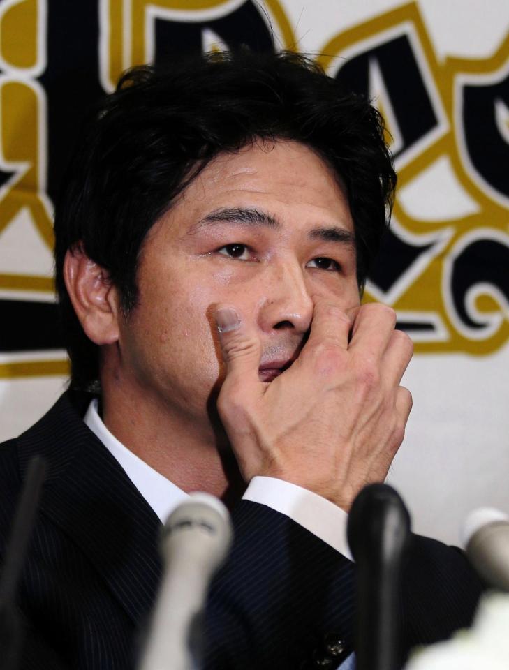 引退会見で涙を拭うオリックスの谷佳知＝京セラドーム（撮影・持木克友）