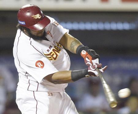 　６回楽天１死一、二塁、ペーニャが左越えに同点３ランを放つ＝コボスタ宮城