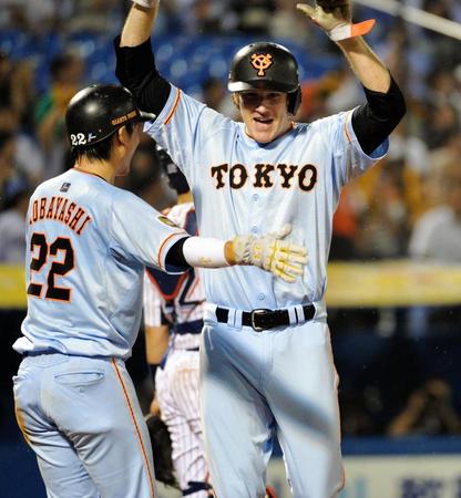 ５回巨人２死二、三塁、立岡宗一郎の左越え適時二塁打で生還し、小林誠司（左）と喜ぶマイルズ・マイコラス＝神宮球場（撮影・西岡正）