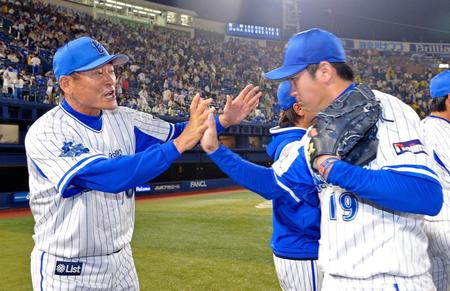 最後を締めた山崎康（右）とタッチを交わす中畑監督（撮影・吉澤敬太）