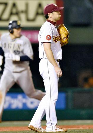 　延長１０回、二塁打を打たれて勝ち越しを許した武藤