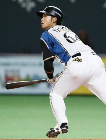 　６回日本ハム無死、谷口が左越えに本塁打を放つ＝札幌ドーム