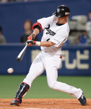 　４回中日２死満塁、藤井が右前に逆転の２点打を放つ＝ナゴヤドーム