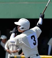 ６回、場外への特大の３ランを放つ清宮幸太郎＝上柚木公園野球場（撮影・田村亮介）