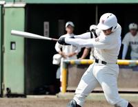 ６回、場外への特大の３ランを放つ清宮幸太郎＝上柚木公園野球場（撮影・田村亮介）