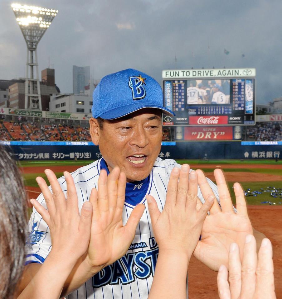 阪神に連勝し、ご機嫌でファンとタッチする中畑監督（撮影・吉澤敬太）