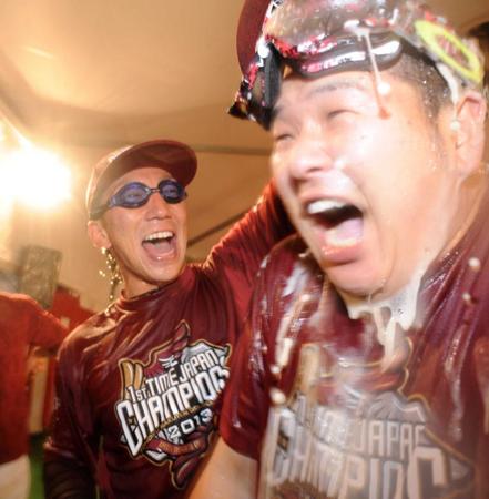 　楽天が日本一になり嶋（左）にビールをかけられる小山＝１３年１１月３日、Ｋスタ宮城