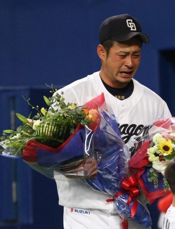 ８回、最後の登板を終えて、花束を受け号泣する朝倉