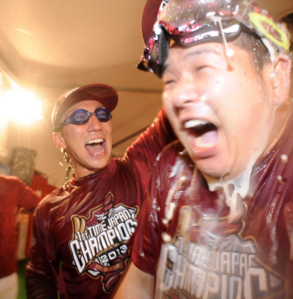 　楽天が日本一になり嶋（左）にビールをかけられる小山＝１３年１１月３日、Ｋスタ宮城