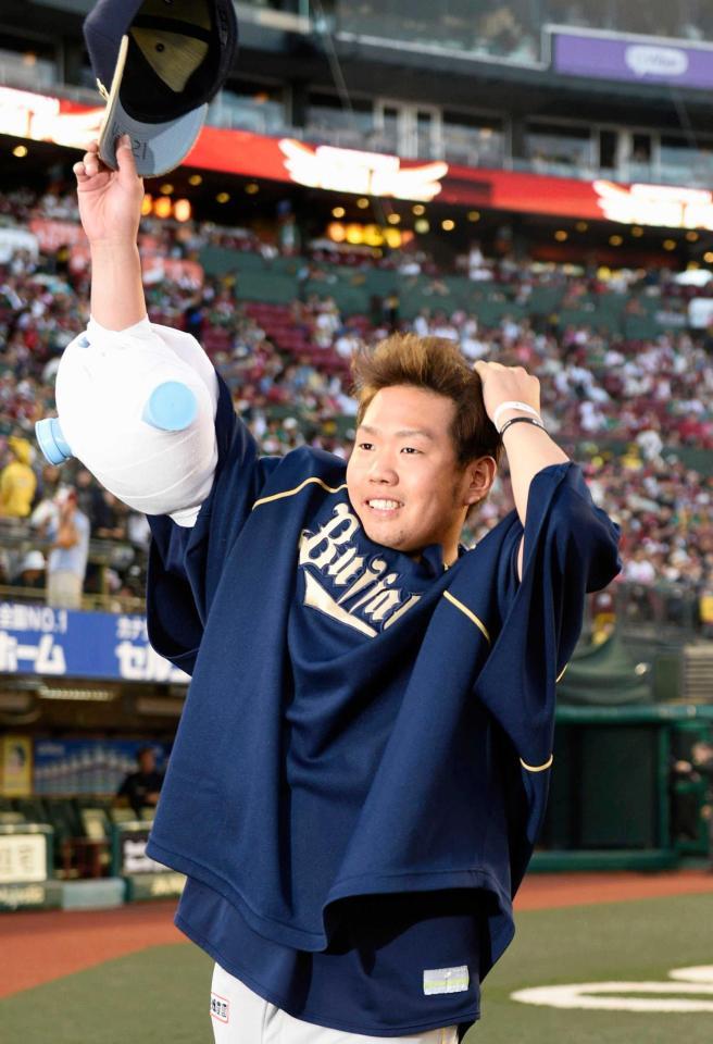 　８勝目を挙げ、ファンの声援に応える西