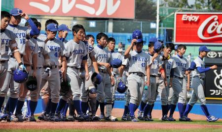 完敗で13年ぶりの勝ち点奪取はならず、肩を落とす東大ナイン