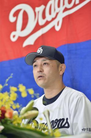 　現役引退を表明した記者会見で、質問に答える中日の谷繁元信監督兼捕手＝２１日、ナゴヤドーム