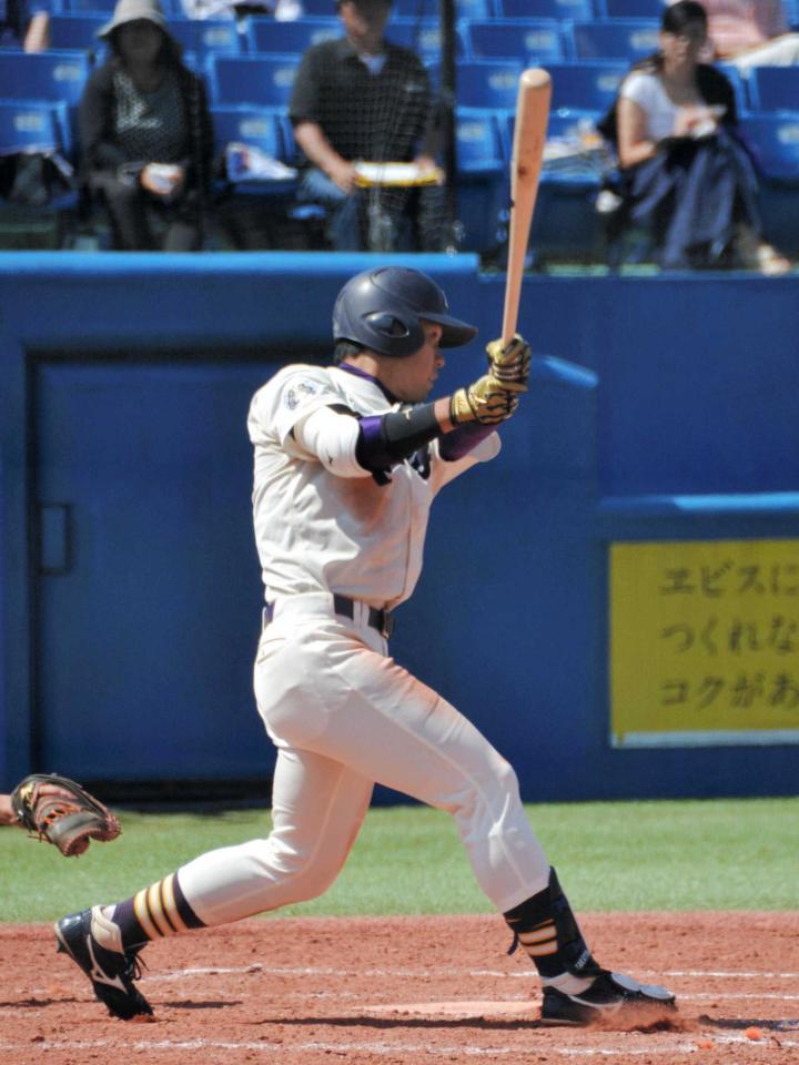 　４回、明大・高山は右前打を放つ