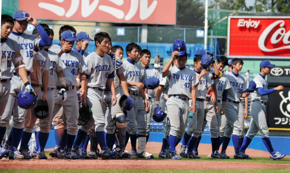 完敗で13年ぶりの勝ち点奪取はならず、肩を落とす東大ナイン