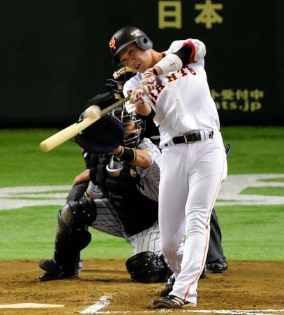 ６回、坂本は先制適時二塁打を放つ＝東京ドーム（撮影・吉澤敬太）