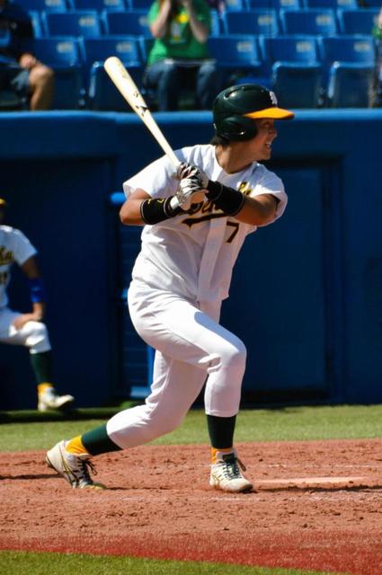 専大５連勝、森山が先制2ラン含む3安打