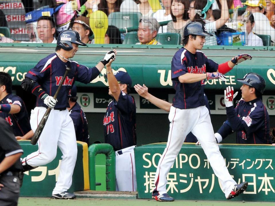 　７回、追加点に沸く（左から）雄平、山田らヤクルトナイン