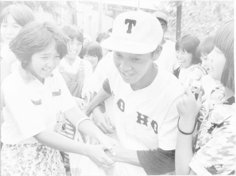 　東邦・坂本佳一に群がるローティーンレディー。気のやさしい彼は恥ずかしそうに握手に応じる＝１９７７年８月撮影