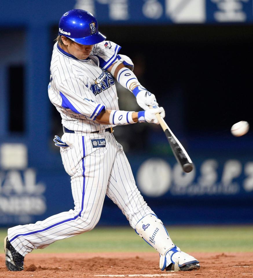 ３回、山崎憲が左中間に先制の二塁打を放つ＝横浜