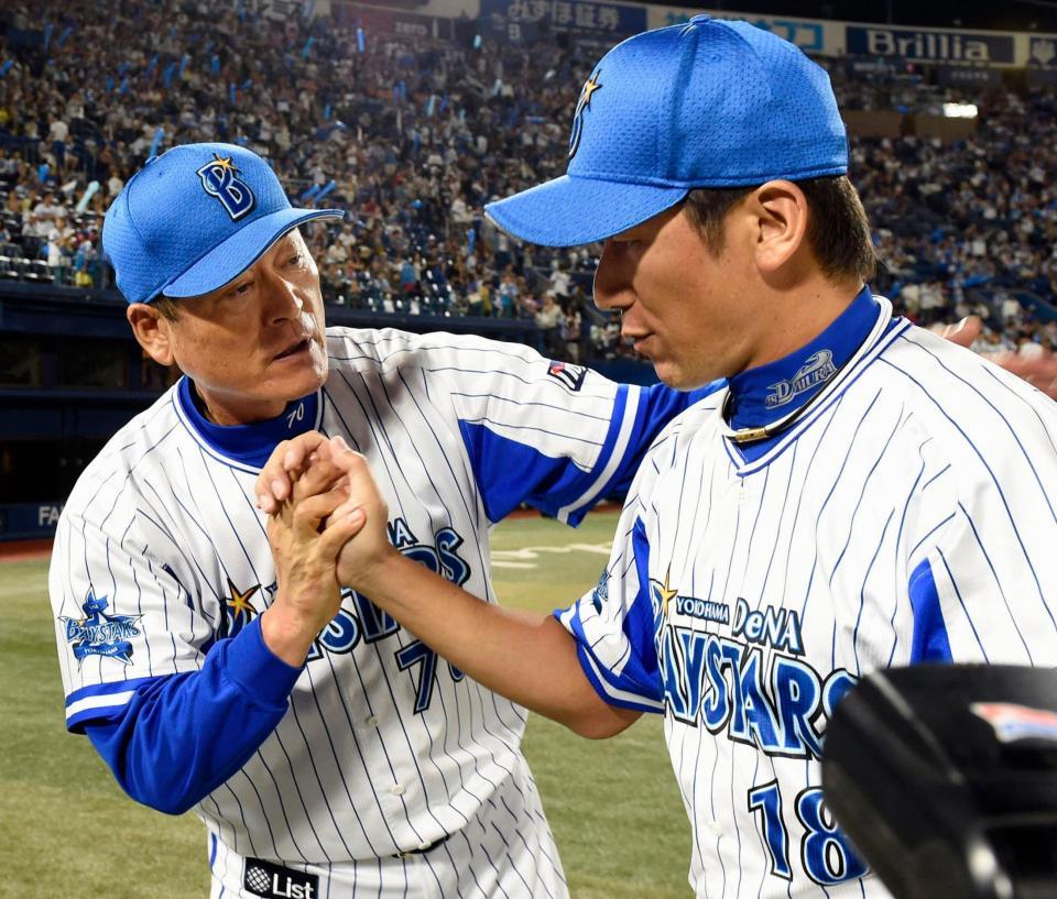 ６勝目を挙げた三浦（右）とタッチするＤｅＮＡ・中畑監督＝横浜