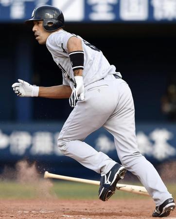 　７回中日１死満塁、代打和田が左前に２点打を放つ＝横浜