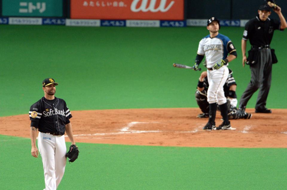 ９回、放った打球の行方を見つめる日本ハム・レアード（右）と、沈黙のサファテ