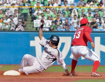 ３回、打者・畠山のとき、二盗する山田（野手・田中）＝撮影・堀内翔