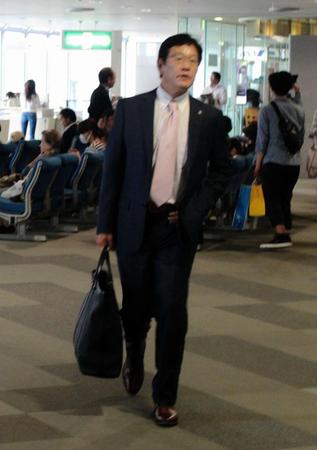 次戦京セラドームでのオリックス戦へ向けて大阪へ移動する日本ハム・栗山監督