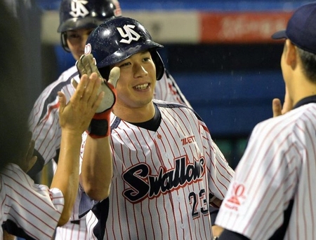 １回裏、先制３５号２ランを放ち生還した山田（中央）は、先発小川（右）らチームメートに迎えられる。奥左は一走川端＝神宮球場