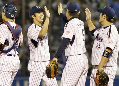 　ＤｅＮＡに勝利し、笑顔でタッチを交わす山田（左から２人目）らヤクルトナイン＝神宮