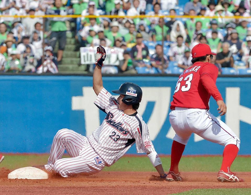 ３回、打者・畠山のとき、二盗する山田（野手・田中）＝撮影・堀内翔