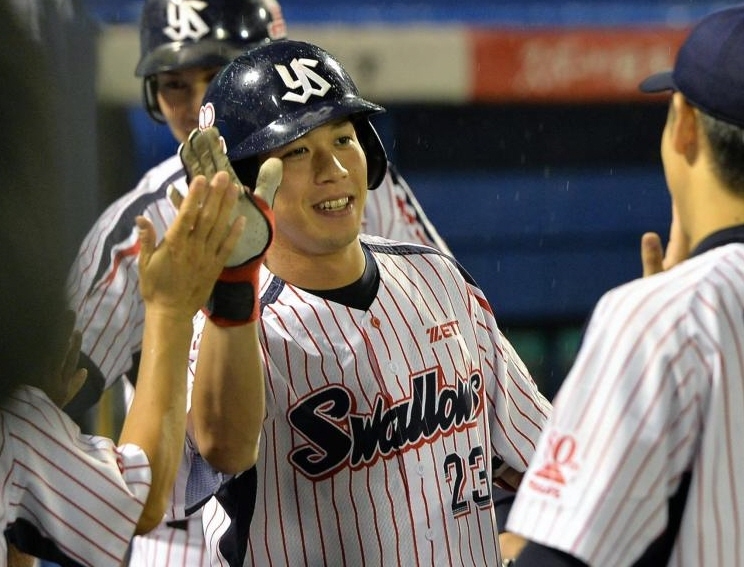 １回裏、先制３５号２ランを放ち生還した山田（中央）は、先発小川（右）らチームメートに迎えられる。奥左は一走川端＝神宮球場