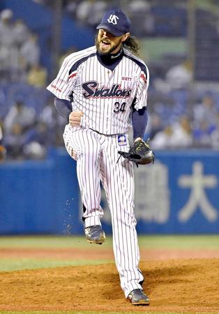 　９回、球団新記録となる３８セーブを挙げ、ガッツポーズするバーネット