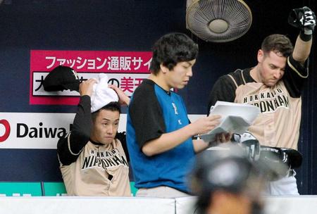 　６回に追加点を許しベンチで汗をぬぐう斎藤佑（左）＝撮影・保田叔久