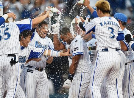 　９回、サヨナラ本塁打を放ち、ナインの手荒い祝福を受けるＤｅＮＡのバルディリス（中央）＝横浜
