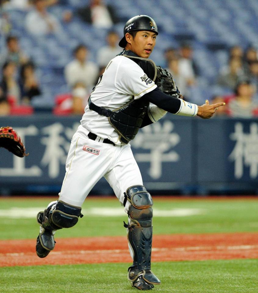 ５回、日本ハム・大野奨太の犠打を処理するオリックス・若月