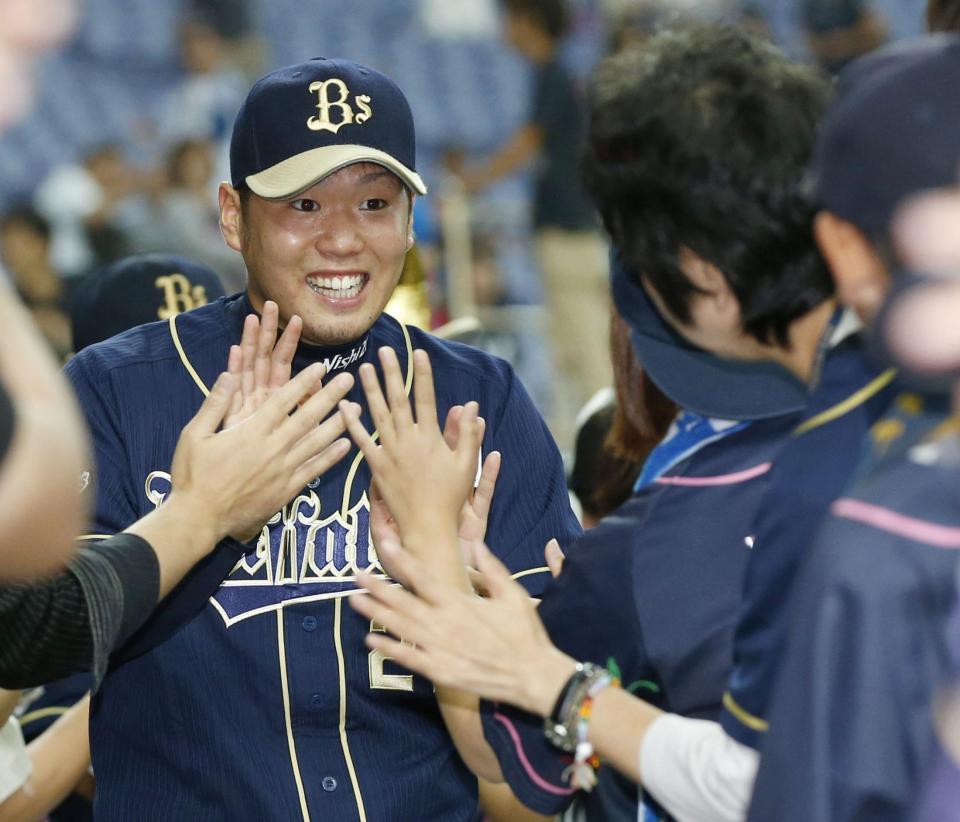　９勝目を挙げ、ファンとタッチを交わすオリックス・西＝京セラドーム