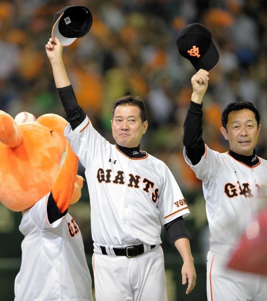 　ヤクルトに逆転勝ちし、ファンの声援に応える原監督（左）＝撮影・西岡正