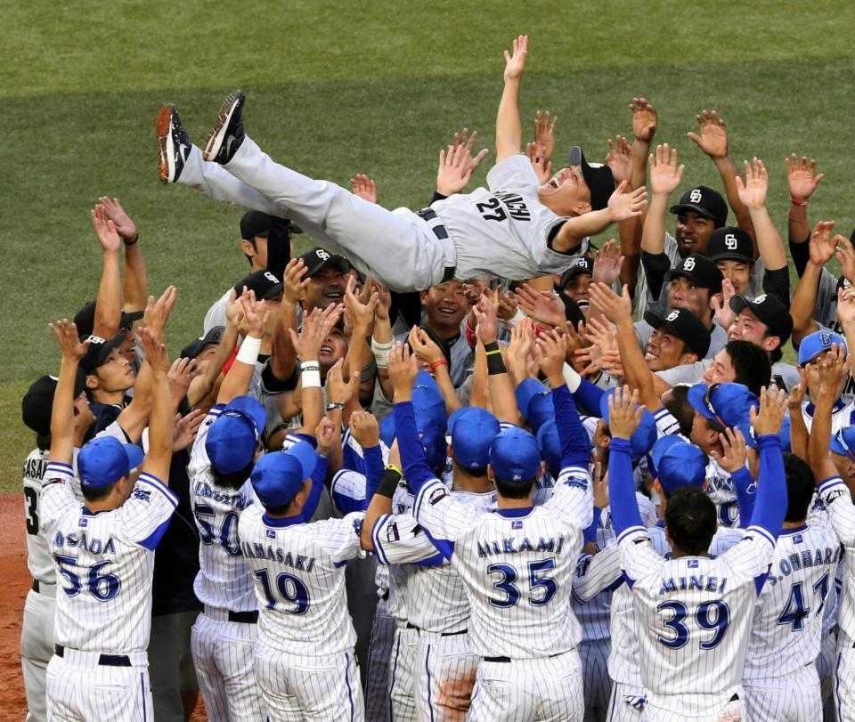 　現役最終戦を終えた谷繁監督兼選手は、両軍ナインに胴上げされる