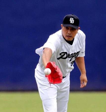 　キャッチボールで調整する山本昌