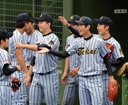 ２回を投げ終え、ベンチ前で迎える東海大相模・吉田（右）と小笠原（撮影・堀内翔）