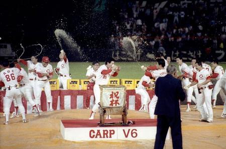 　９１年のセ・リーグ優勝を決めた広島はグラウンドで祝勝会を行った＝同年１０月１３日、広島市民球場