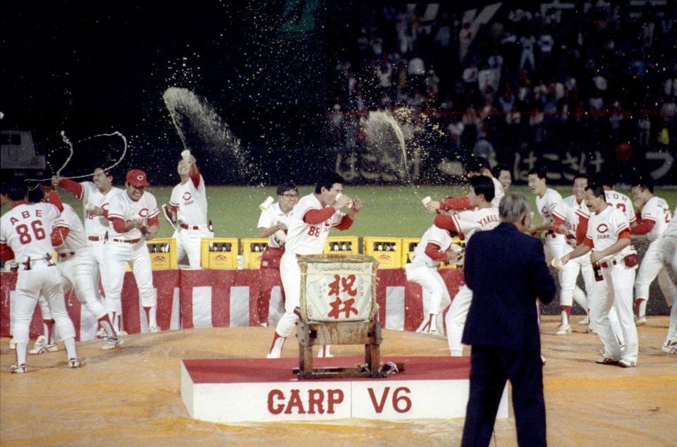 　９１年のセ・リーグ優勝を決めた広島はグラウンドで祝勝会を行った＝同年１０月１３日、広島市民球場