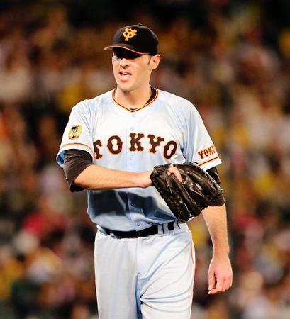 ５回阪神無死、阪神・鳥谷敬に四球を与え声を荒らげる巨人・ポレダ＝甲子園（撮影・棚橋慶太）