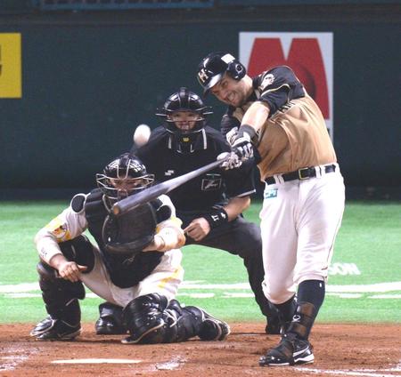 ８回２死満塁、３４号逆転満塁本塁打を放つレアード