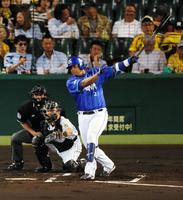 ２回ＤｅＮＡ無死二塁、右前適時打を放つロペス＝甲子園（撮影・持木克友）