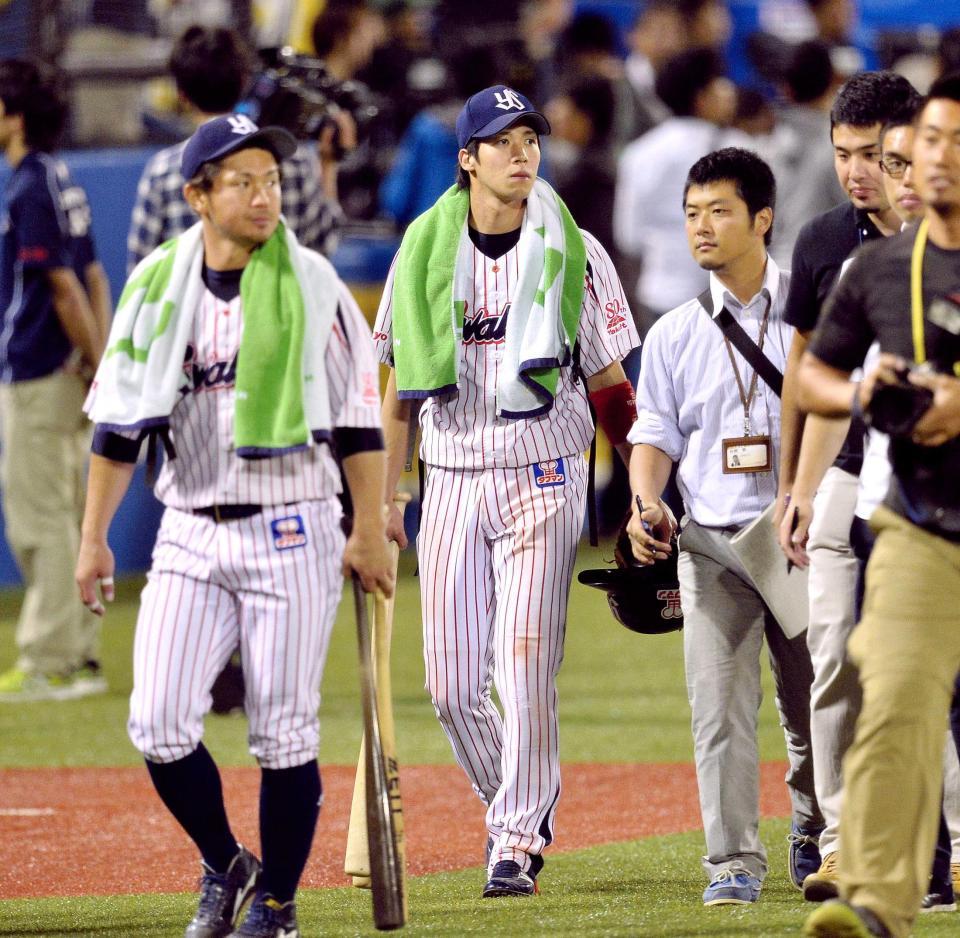 　悔しそうにスコアボードを見ながら引き揚げる山田（中央）＝撮影・園田高夫