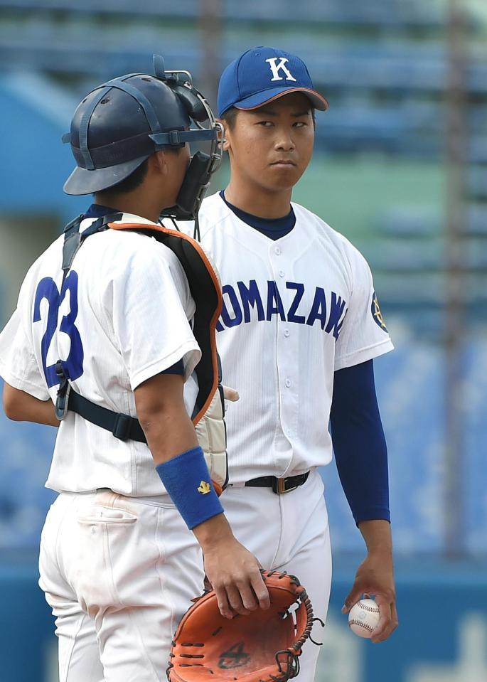 　５回、先頭打者の藤岡に四球を与えた今永（右）捕手高橋亮