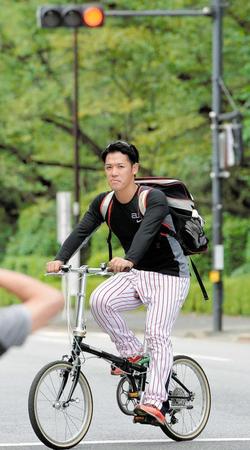 　練習を終え、自転車でクラブハウスに戻る小川（撮影・吉澤敬太）　