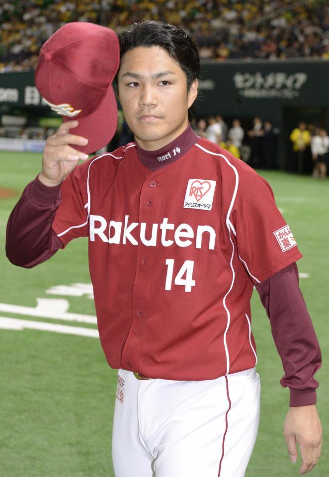 　６回２失点で10勝目を挙げ、ファンに一礼する楽天・則本＝ヤフオクドーム